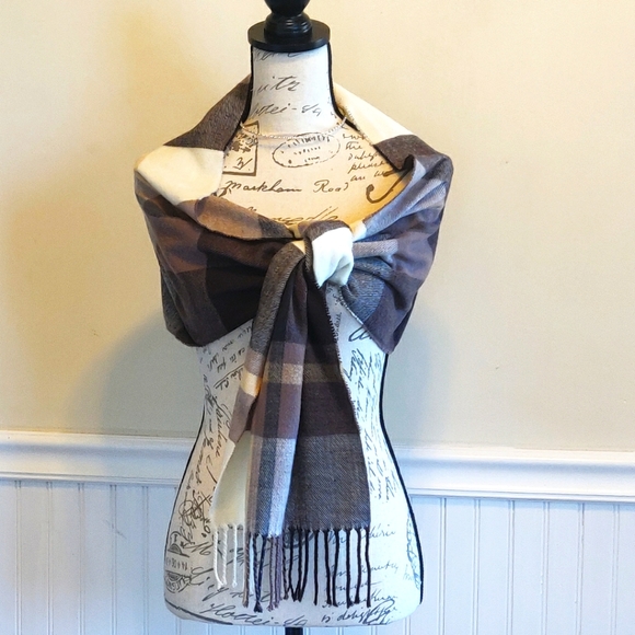 unknown Accessories - Cashmere scarf.